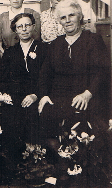 Klik voor foto in apart venster elisabeth_weijdema_en_zus_dirkje_weijdema.jpeg