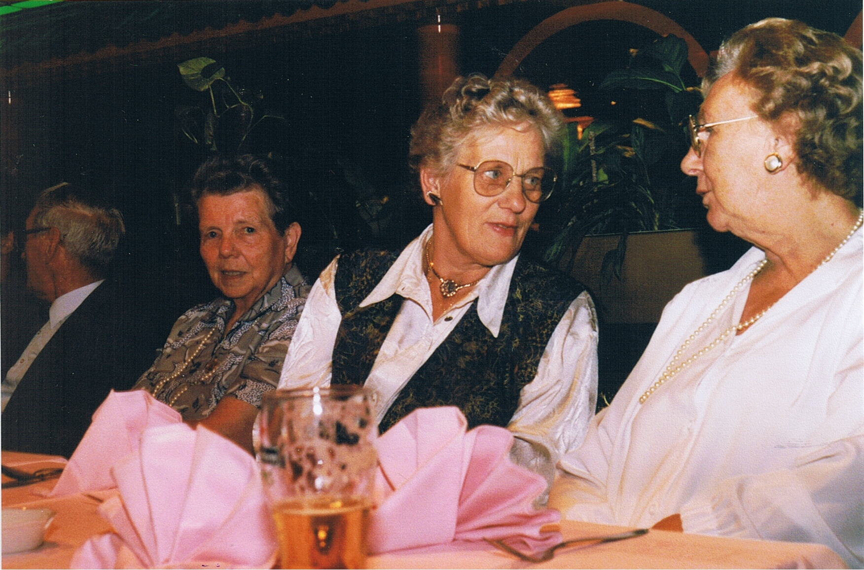 Klik voor foto in apart venster hendrikje_dunnik__elsje_scheenstra_en_lammigje_de_vos.jpeg