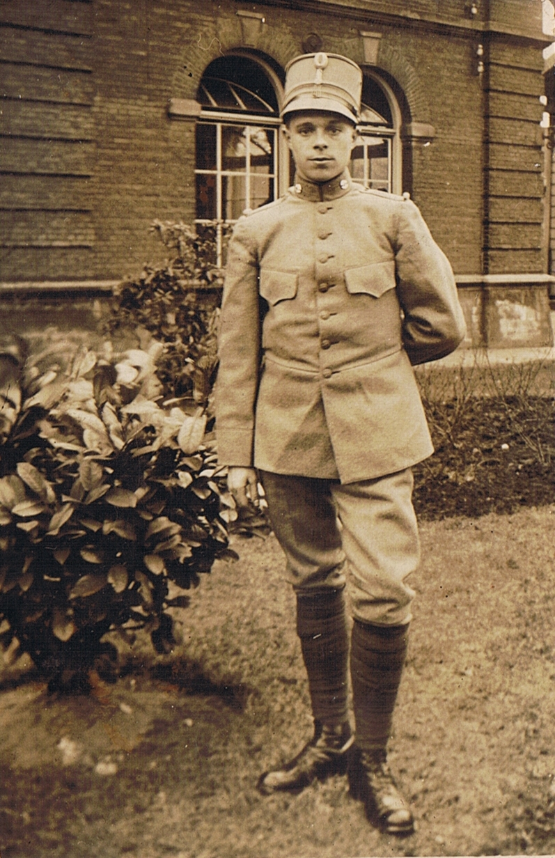 Klik voor foto in apart venster ijpe_weijdema_militair.jpeg