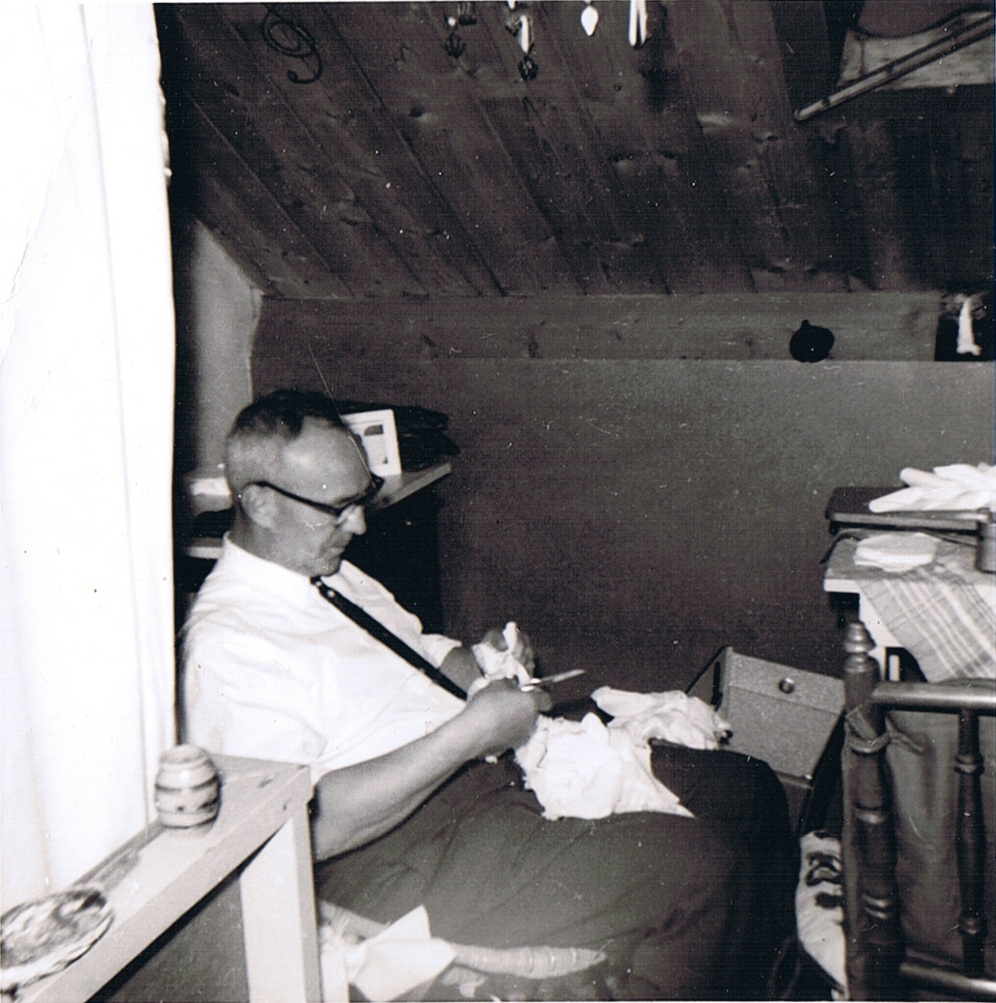 Klik voor foto in apart venster jan_roelof_weijdema_poppekleertjes_losknippen.jpeg