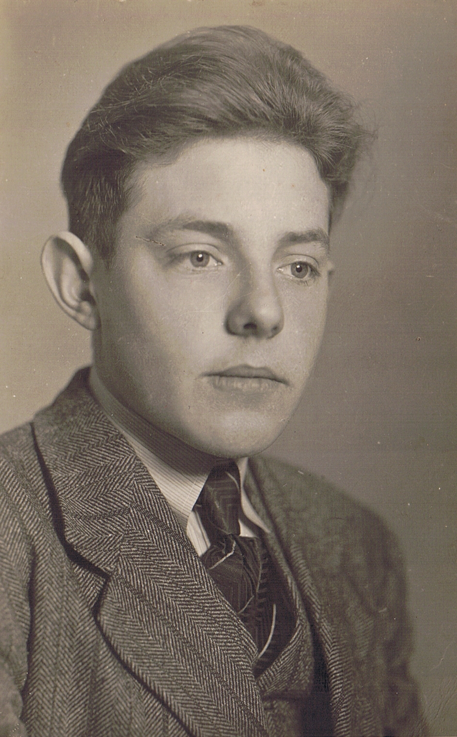 Klik voor foto in apart venster klaas_weijdema_1924-2015_in_pak.jpeg