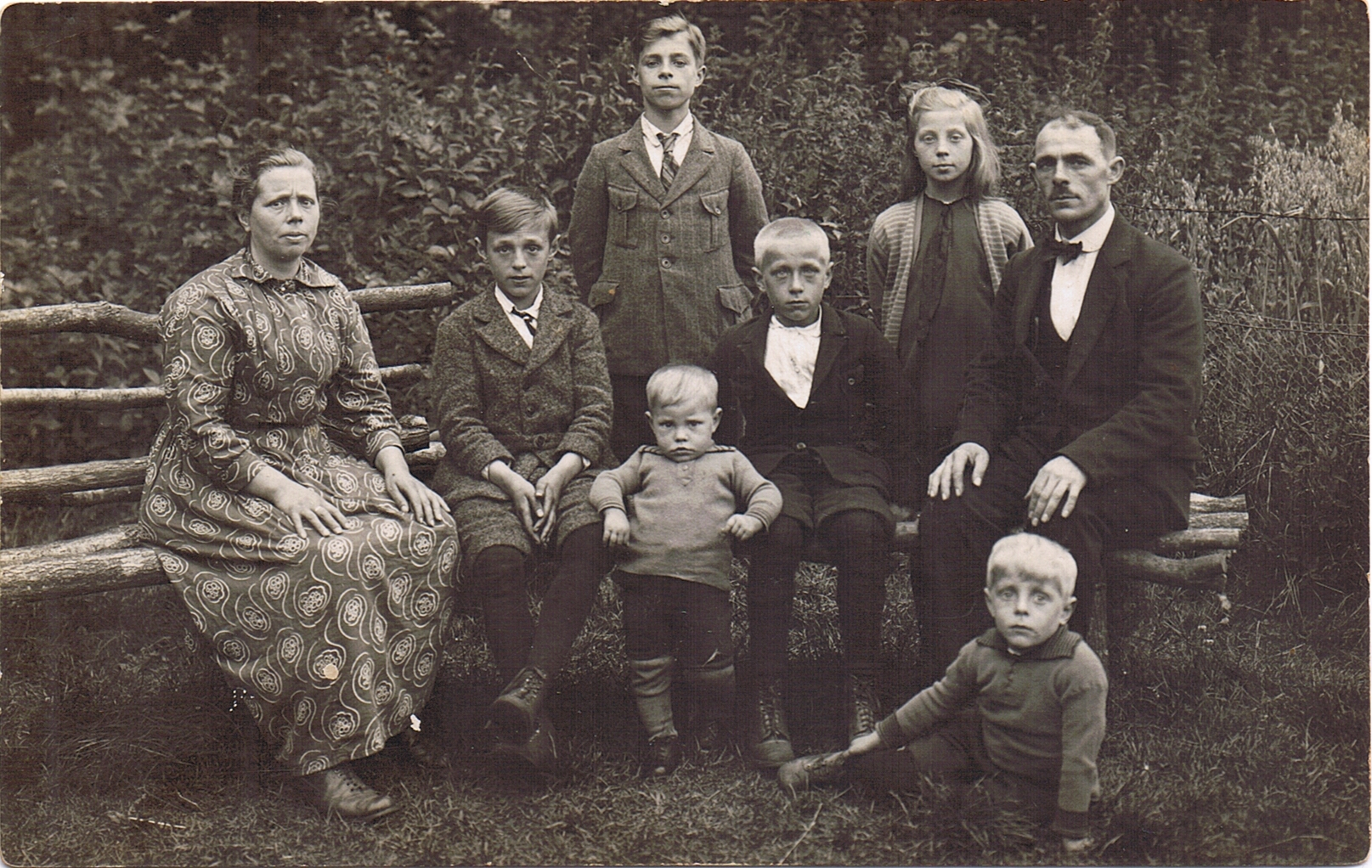 Klik voor foto in apart venster klaas_weijdema_en_alida_kist_met_6_kinderen.jpeg